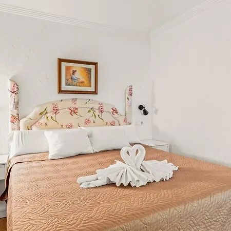 Unique 1-1 Aparthotel 3*